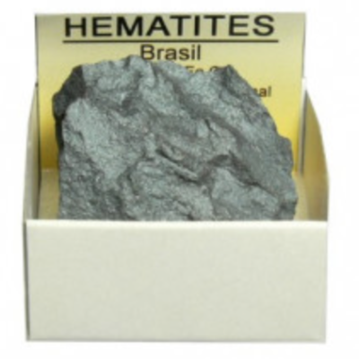 Mineral Hematites cinzento metálico numa caixa branca com cartão amarelo