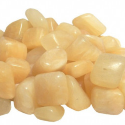 pedras polidas amarelo claro em fundo branco