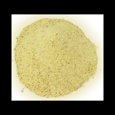 Pó granular amarelo esverdeado sobre fundo branco