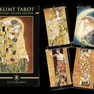 Conjunto de cartas de tarot KLIMT TAROT com edição dourada em caixa preta e quatro cartas visíveis com arte de Gustav Klimt.