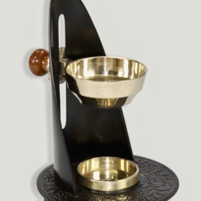 Suporte para queimador de incenso em metal preto com recipientes dourados e base decorada