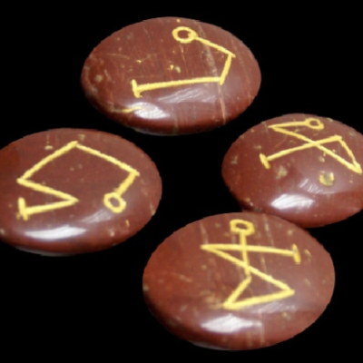 Pedras ovais castanhas com símbolos amarelos e textura lisa