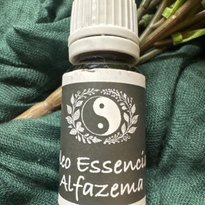 Frasco de óleo essencial de alfazema com rótulo preto e símbolo yin-yang