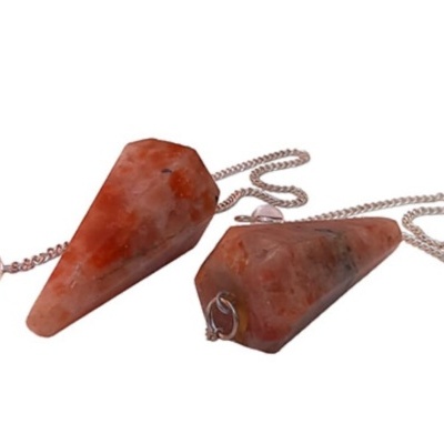 Dois pendulums de pedra laranja com correntes prateadas