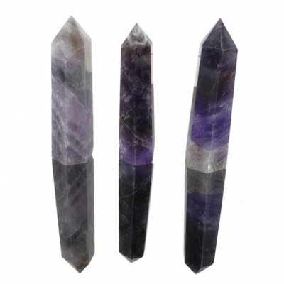 Três cristais pontiagudos de ametista em tons de roxo e lilás com fundo branco