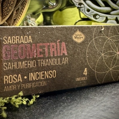 Embalagem triangular de incenso Sagrada Geometría com design geométrico e texto em castanho e rosa