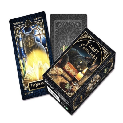 Caixa e cartas de tarô com ilustração de gato preto e vela