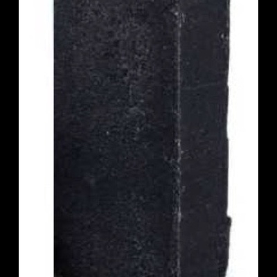 Bloco retangular de carvão vegetal preto com textura rugosa
