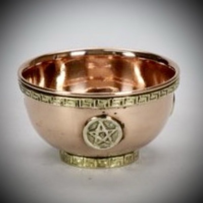 Taça em metal cobre com detalhes dourados e estrela de seis pontas