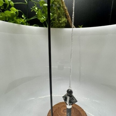 Suporte de colar em metal com base de madeira e colar prateado com pendente de cristal