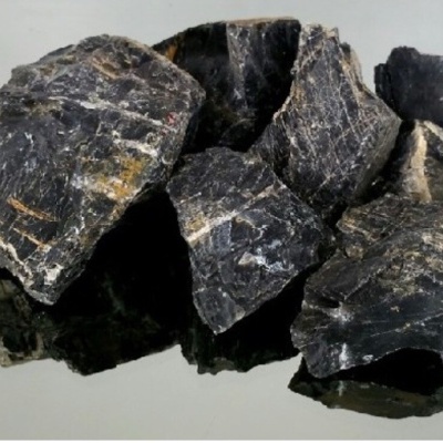 Pedras pretas naturais com texturas e veios brancos e acastanhados