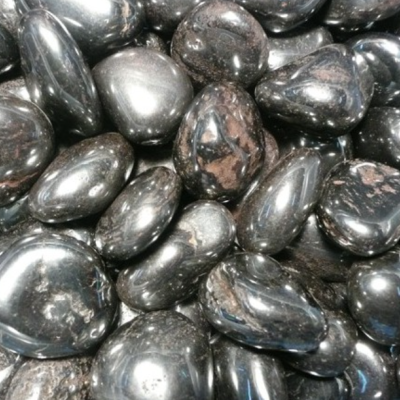 Pedras negras polidas brilhantes empilhadas