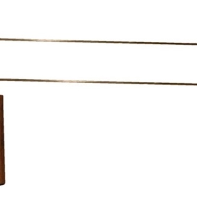 Dois utensílios metálicos com cabo castanho e haste longa fina com gancho