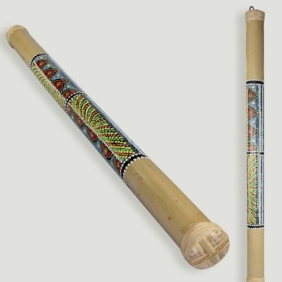 Didgeridoo em madeira clara com decoração colorida e padrão pontilhado no centro