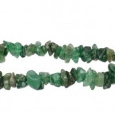 Pulseira de pedras verdes irregulares sobre fundo branco