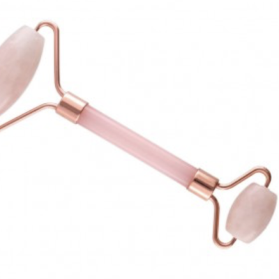 Rolo de massagem facial em quartzo rosa com estrutura metálica dourada