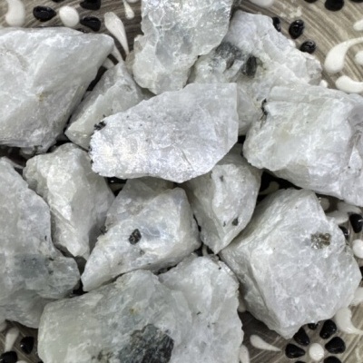 Minerais brancos com manchas pretas em prato decorado
