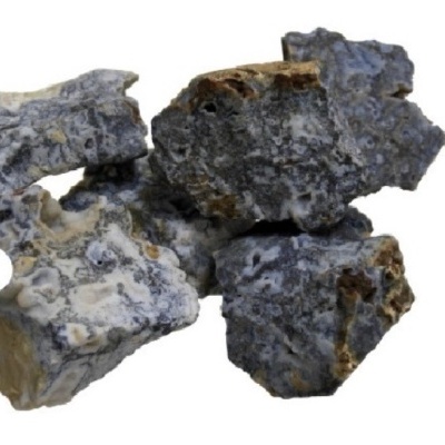Pedaços de pedra cinzentos e brancos com texturas rugosas