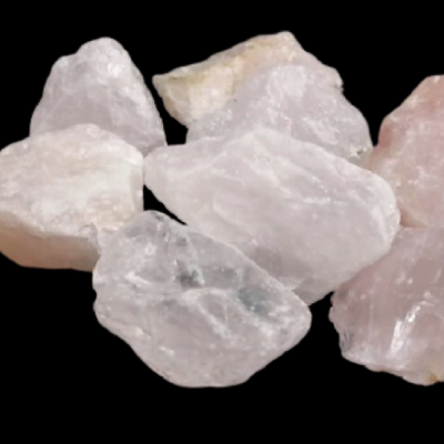 Pedras brancas e rosadas com textura cristalina