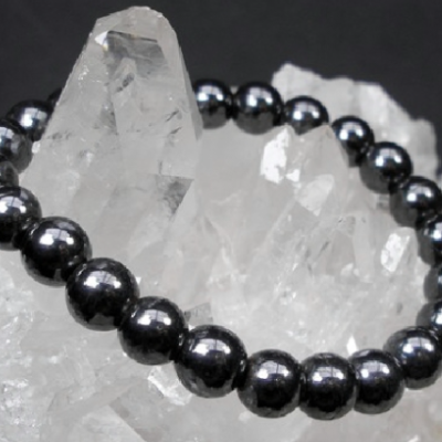 Pulseira de contas pretas brilhantes sobre cristais transparentes