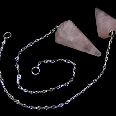 Pêndulo de pedra rosa com corrente prateada