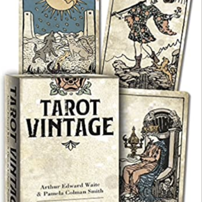 Baralho de tarô vintage com caixa creme e cartas ilustradas