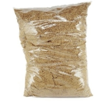 Saco plástico transparente com material granulado castanho claro