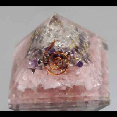 Ponte em resina transparente com cristais rosa e roxos e espiral de fio de cobre