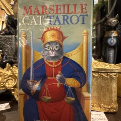 Caixa de baralho de tarot com ilustração de gato rei com espada e balança.