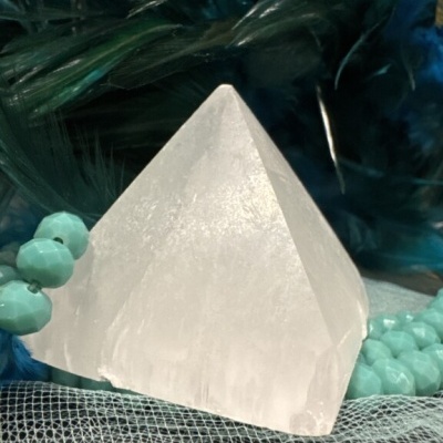 Pirâmide de cristal branca com contas azuis e penas