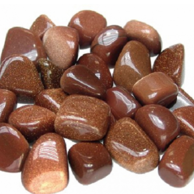 Pedras semipreciosas castanhas polidas com brilho dourado