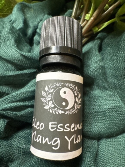 Frasco de óleo essencial Ylang Ylang com rótulo e tampa preta