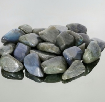 Pedras semi-preciosas polidas em cinza, azul e verde escuras