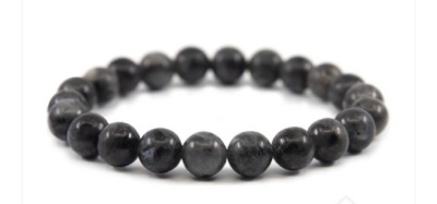 Pulseira de contas esféricas pretas em fundo branco