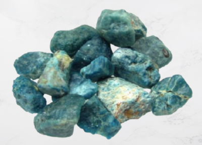Pedras brutas azul-esverdeadas com texturas irregulares