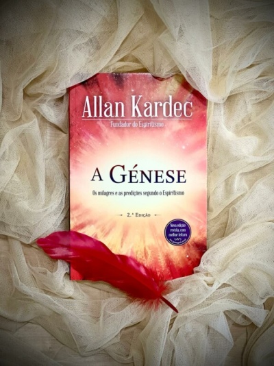 Capa do livro A GÉNESE de Allan Kardec sobre tecido branco com pena vermelha.