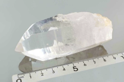 Cristal transparente ao lado de régua em centímetros