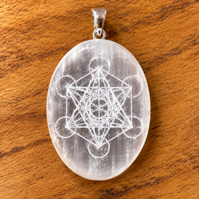 Pingente oval transparente com gravura geométrica branca e suporte metálico prateado