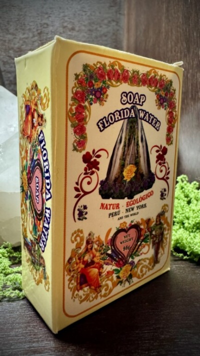 Caixa amarela de sabão Florida Water com decoração floral e texto em inglês e português