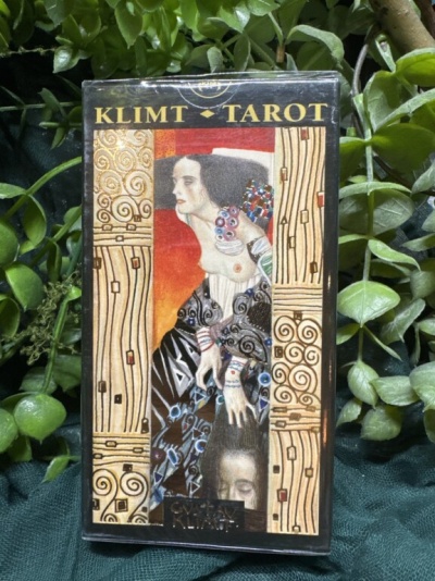 Caixa de baralho de tarot KLIMT TAROT com arte de Gustav Klimt em tons dourados, vermelhos e pretos.