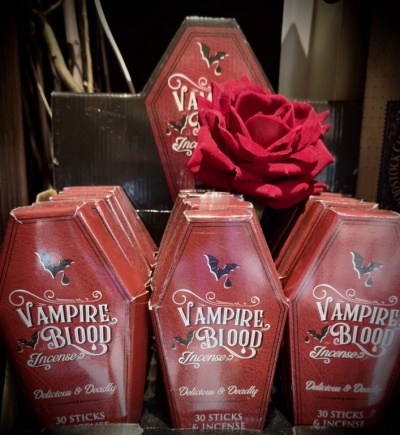 Caixas vermelhas de incenso em forma de caixão com texto Vampire Blood e rosa vermelha