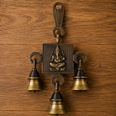 Sino decorativo em metal com tema de Ganesha e três campainhas penduradas