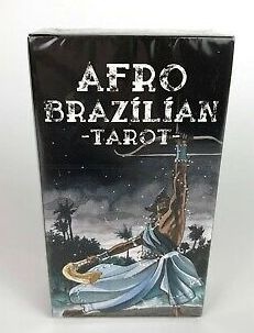 Caixa preta do baralho Afro Brazilian Tarot com imagem de uma figura segurando cajado em paisagem noturna