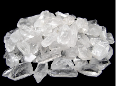 Cristais brancos transparentes empilhados sobre fundo preto