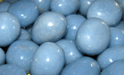 Ovos ou amêndoas azul claro brilhantes, close-up