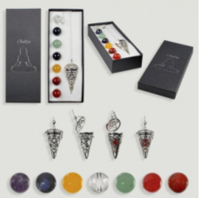 Conjunto de pêndulos com bolas de pedras coloridas e caixas pretas