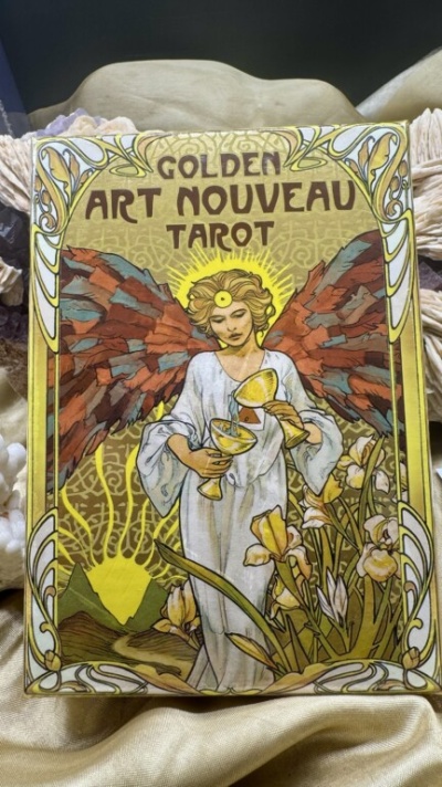 Caixa de tarot dourada com anjo e cálices, arte Art Nouveau