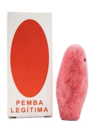 Embalagem branca com elipse vermelha e texto PEMBA LEGÍTIMA ao lado de objeto rosa irregular.
