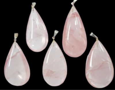 Cinco pendentes de pedra rosa em forma de gota com suportes metálicos prateados