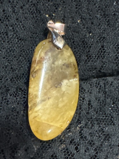 Pendente elíptico em pedra amarela translúcida com suporte metálico prateado e dourado